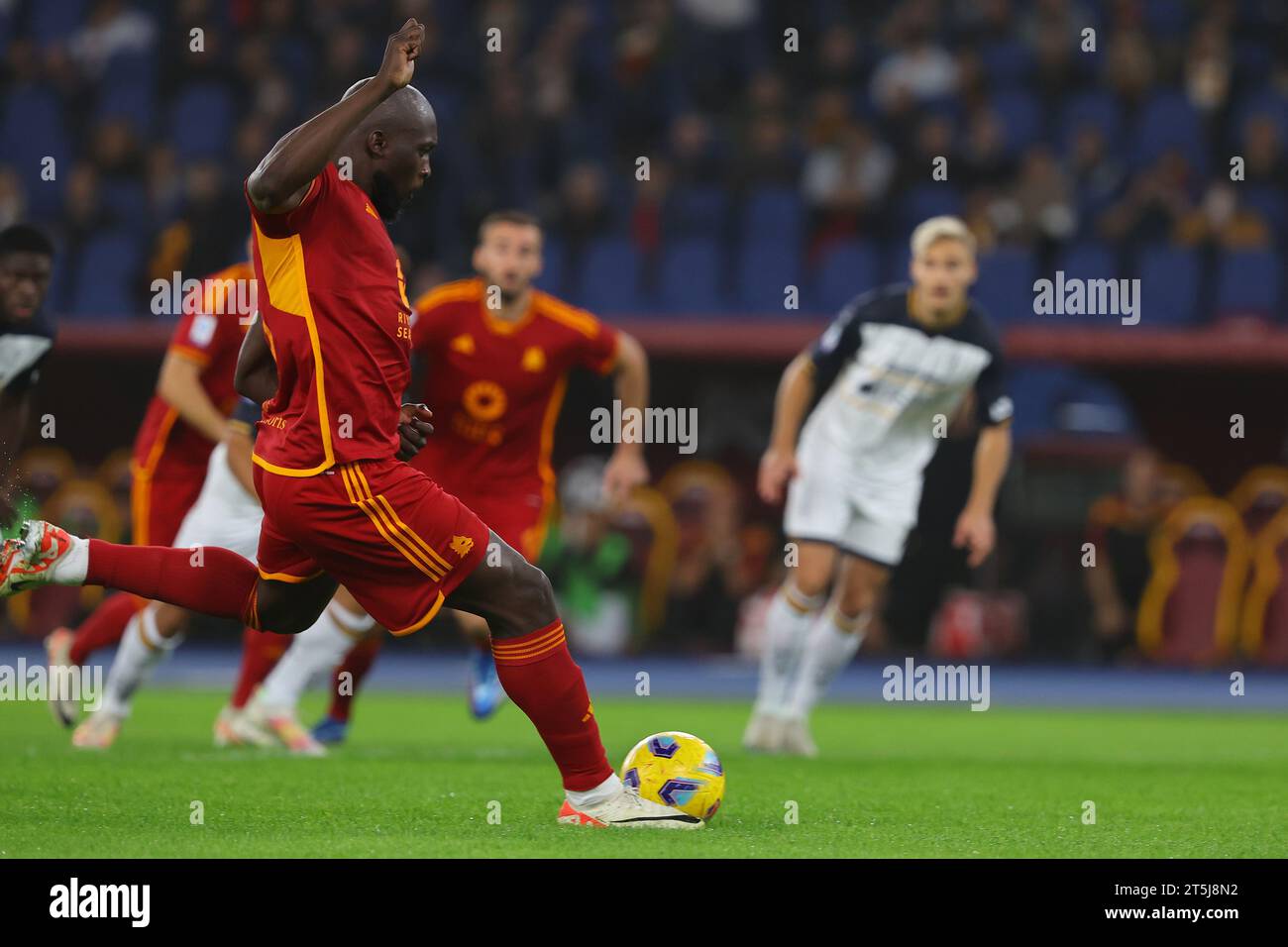 Rome, . 05th Nov, 2023. Rome, Italy 06.11.2023: Romelu Lukaku of Roma misses the penalty during the Italy Serie A TIM 2023-2024 football match day 11, AS Roma vs US Lecce at Olympic Stadium in Rome. Credit: Independent Photo Agency/Alamy Live News Stock Photo