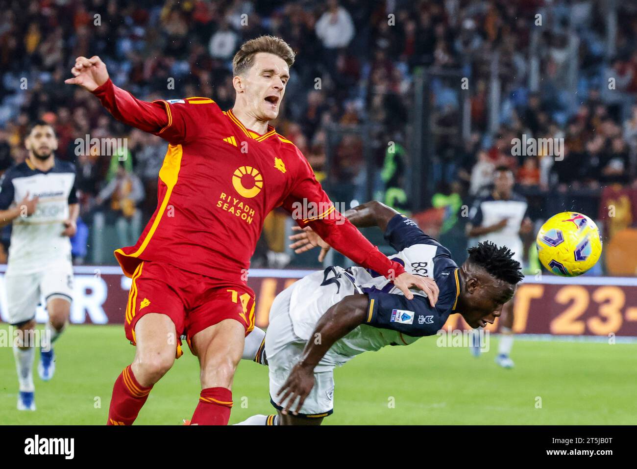 Rome, Italy. 05th Nov, 2023. Diego Llorente, left, of AS Roma, and Lameck Banda, of Lecce, fight for the ball during the Italian Serie A championship football match between Roma and Lecce at the Olympic Stadium, Rome, Italy, 5 Novemober, 2023. Roma defeated Lecce 2-1. Credit: Riccardo De Luca - Update Images/Alamy Live News Stock Photo