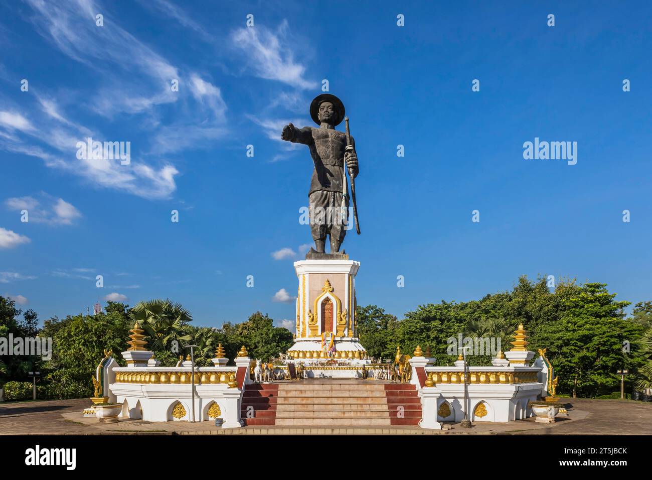 King Anouvong Statue, Chao Anouvong Park, riverfront road of Mekong, Vientiane, Laos, Southeast Asia, Asia Stock Photo