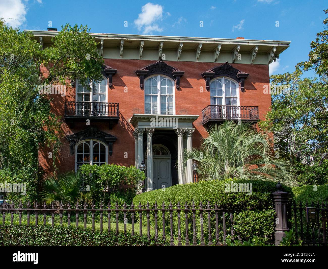The Mercer House in Savannah, GA. The Mercer House features in the novel 'Midnight in the garden of good and evil'. Stock Photo