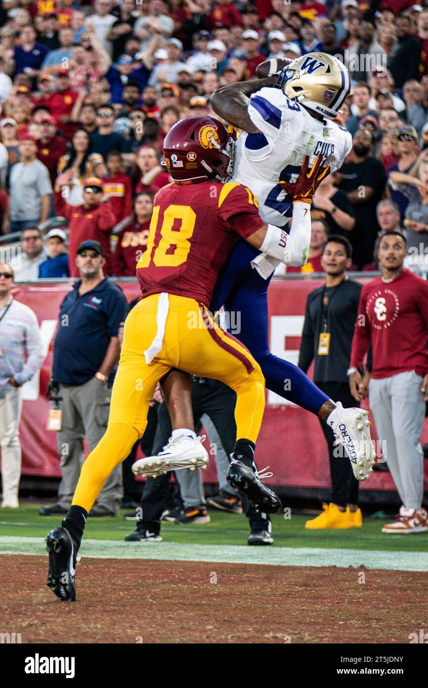 Washington Huskies tight end Devin Culp (83) makes a catch for a