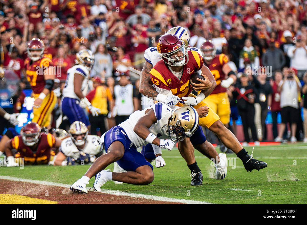 USC Trojans quarterback Caleb Williams (13) rushes for a touchdown against Washington Huskies defensive end Bralen Trice (8) cornerback Caleb Presley Stock Photo