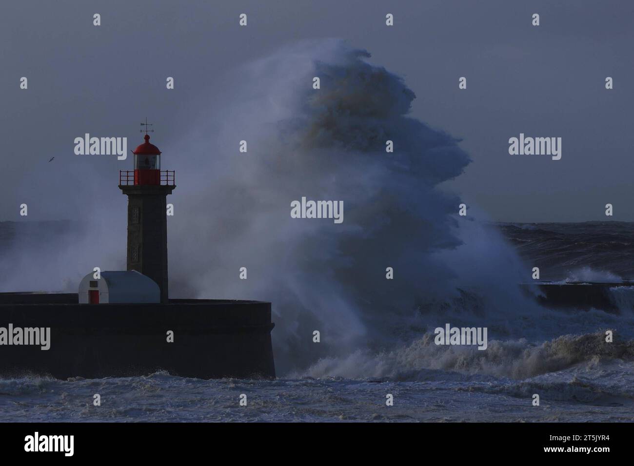 PRT - PORTUGAL/CLIMATE - INTERNATIONAL PRT - PORTUGAL/WEATHER - INTERNATIONAL - Bad weather causes strong waves in the sea at Farol de Felgueiras, located in Foz do Ouro, in Porto, Portugal, this Sunday, 05. 05/11/2023 - Photo: RAURINO MONTEIRO/ATO PRESS/ STATE CONTENT PRT - PORTUGAL/CLIMATE - INTERNATIONAL Harbor Copyright: xRaurinoxMonteirox Credit: Imago/Alamy Live News Stock Photo