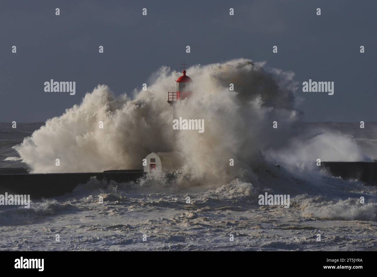 PRT - PORTUGAL/CLIMATE - INTERNATIONAL PRT - PORTUGAL/WEATHER - INTERNATIONAL - Bad weather causes strong waves in the sea at Farol de Felgueiras, located in Foz do Ouro, in Porto, Portugal, this Sunday, 05. 05/11/2023 - Photo: RAURINO MONTEIRO/ATO PRESS/ STATE CONTENT PRT - PORTUGAL/CLIMATE - INTERNATIONAL Harbor Copyright: xRaurinoxMonteirox Credit: Imago/Alamy Live News Stock Photo