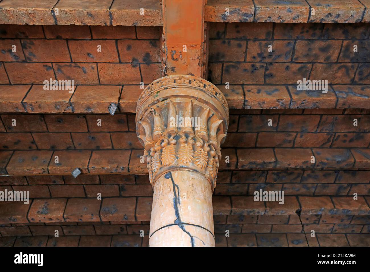 Decorative column in park hi-res stock photography and images - Alamy