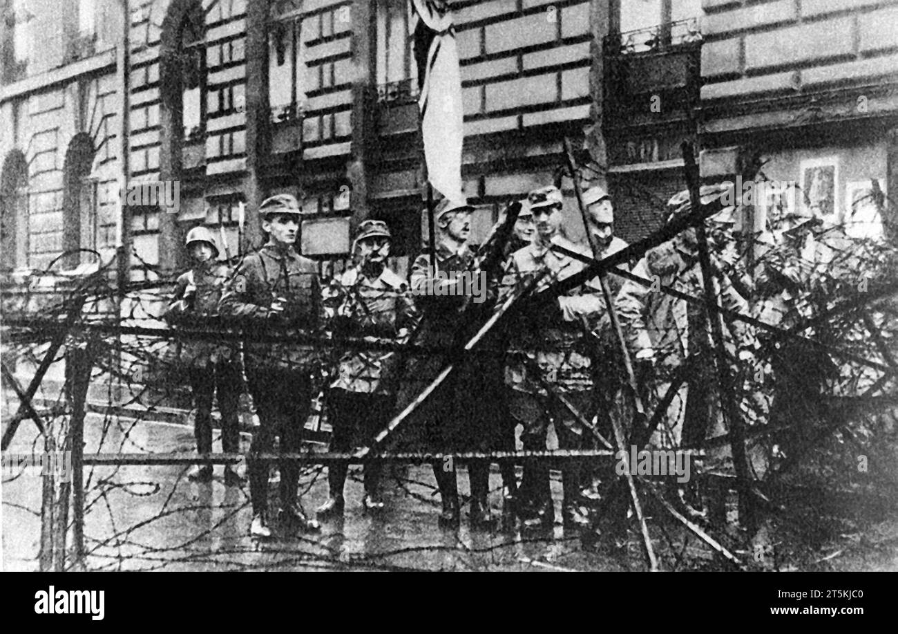 FILED - 09 November 1923, Bavaria, Munich: Barricades in front of the then Munich War Ministry on November 9, 1923, the day of the failed Hitler putsch. It was from Munich that nationalist forces attempted to conquer Germany 100 years ago. 'The government of the November criminals in Berlin has been declared deposed today,' proclaimed Adolf Hitler, Erich Ludendorff and like-minded people on November 8, 1923. On November 9, the putsch by the enemies of democracy ended with 20 dead and many injured. The National Socialist German Workers' Party (NSDAP) was banned and Hitler was convicted of high Stock Photo