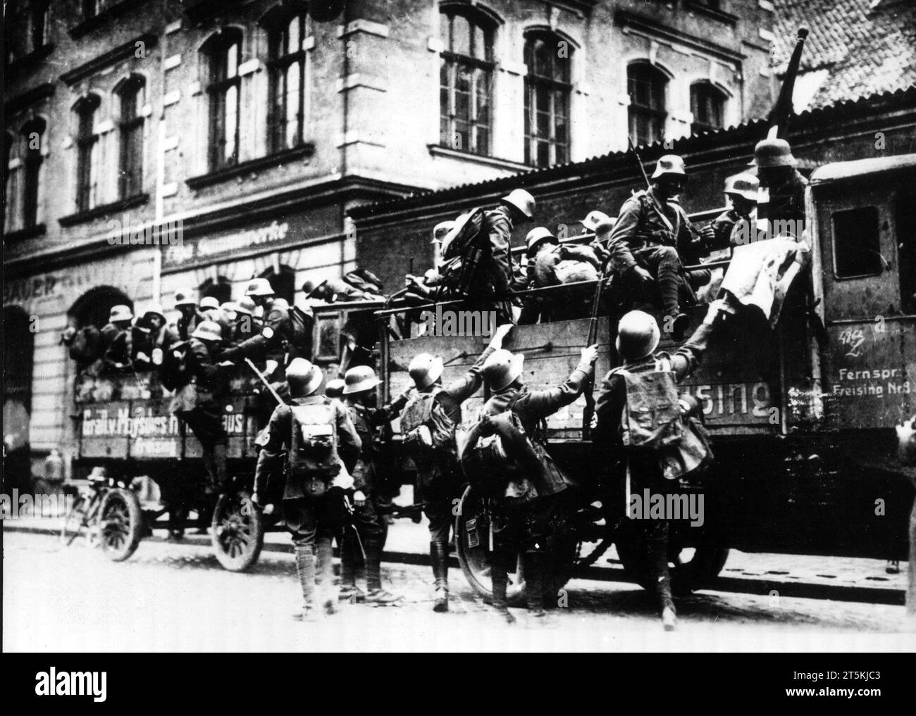 FILED - 09 November 1923, FrankfurtMain/Archiv: SA troops from the surrounding area arrive outside the Bürgerbräukeller in Munich during the so-called 'Hitler Putsch'. Nationalist forces wanted to conquer Germany from Munich 100 years ago. 'The government of the November criminals in Berlin has been declared deposed today,' proclaimed Adolf Hitler, Erich Ludendorff and like-minded people on November 8, 1923. On November 9, the putsch by the enemies of democracy ended with 20 dead and many injured. The National Socialist German Workers' Party (NSDAP) was banned and Hitler was convicted of high Stock Photo