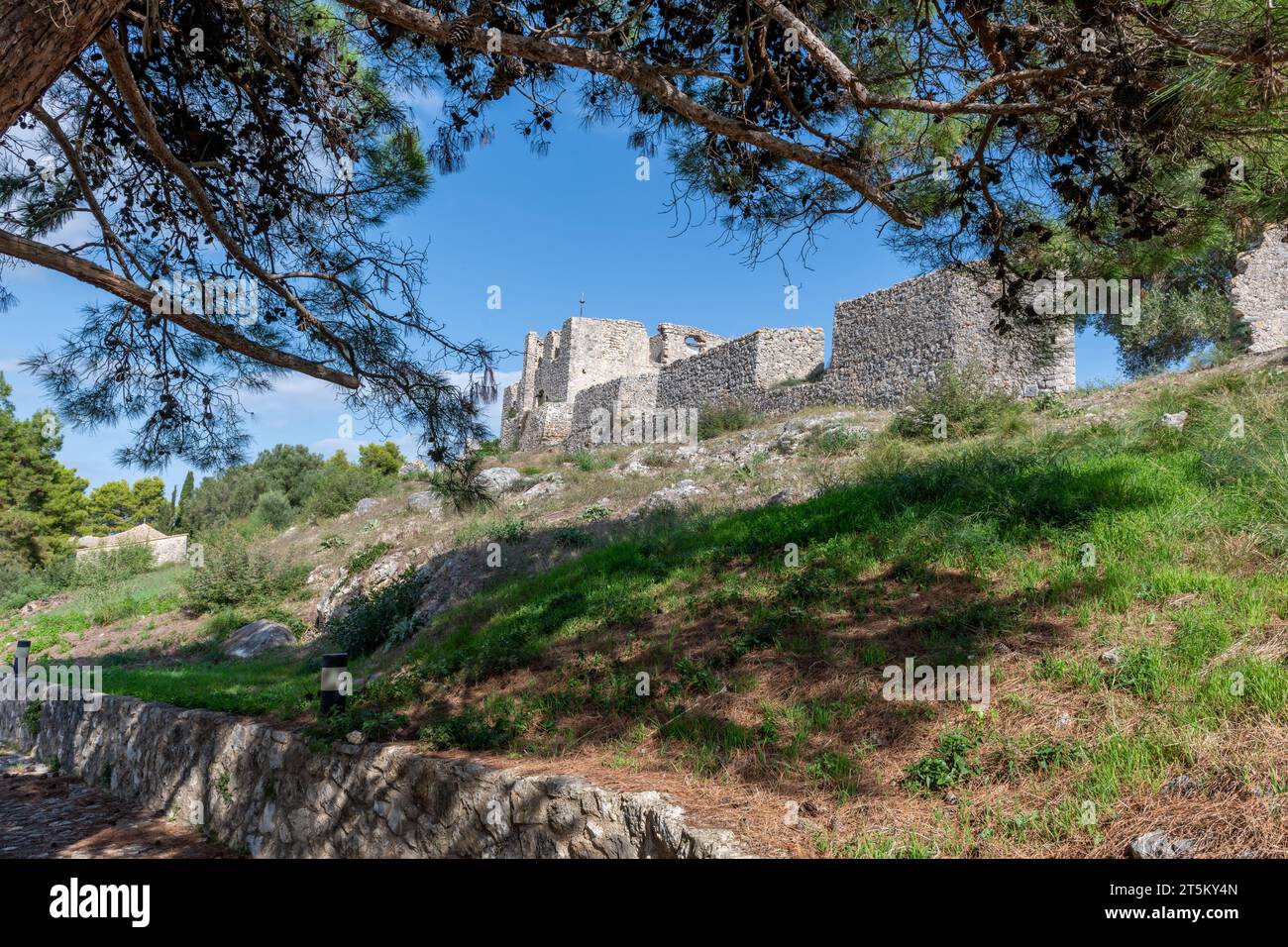 Vonitsa The fortification on top of Vonitsa Venetian Castle. Vonitsa. Greece ...