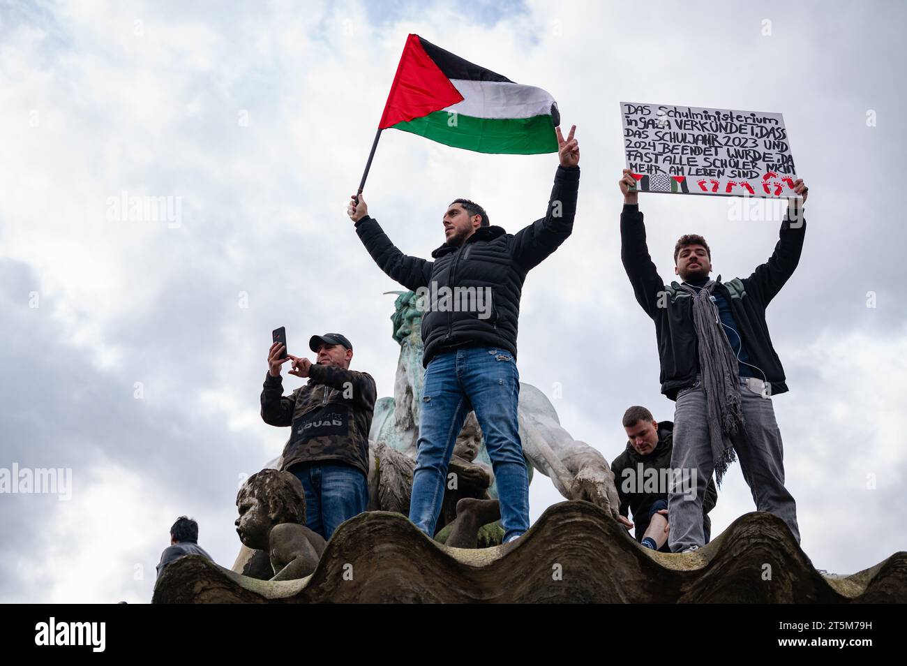 04.11.2023, Berlin, Germany, Europe - Over 8,000 participants show their solidarity and take part in a demonstration for Palestine and against Israel. Stock Photo