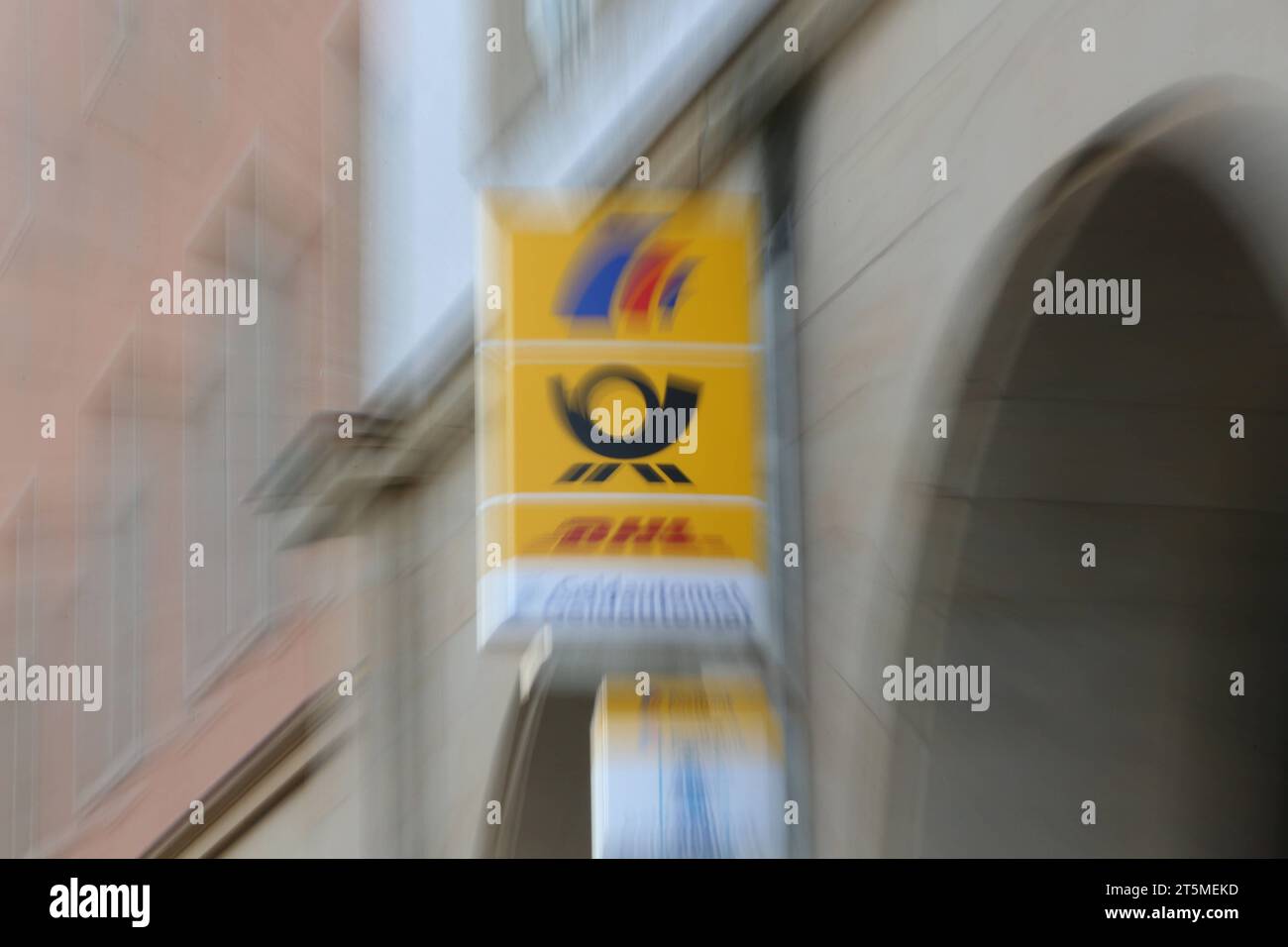 Blick am Freitag 03.11.2023 im Zentrum der Hanse- und Universitätsstadt Rostock auf eine Filiale der Postbank. In Deutschland sollen in absehbarer Zeit zahlreiche Zweigstellen der Bank geschlossen werden. Ob die Postbankstelle in der Hansestadt auch davon betroffen sein wird ist bisher völlig unklar. *** View of a Postbank branch in the center of the Hanseatic and university city of Rostock on Friday 03 11 2023 In Germany, numerous branches of the bank are to be closed in the foreseeable future Whether the Postbank branch in the Hanseatic city will also be affected is still completely unclear Stock Photo