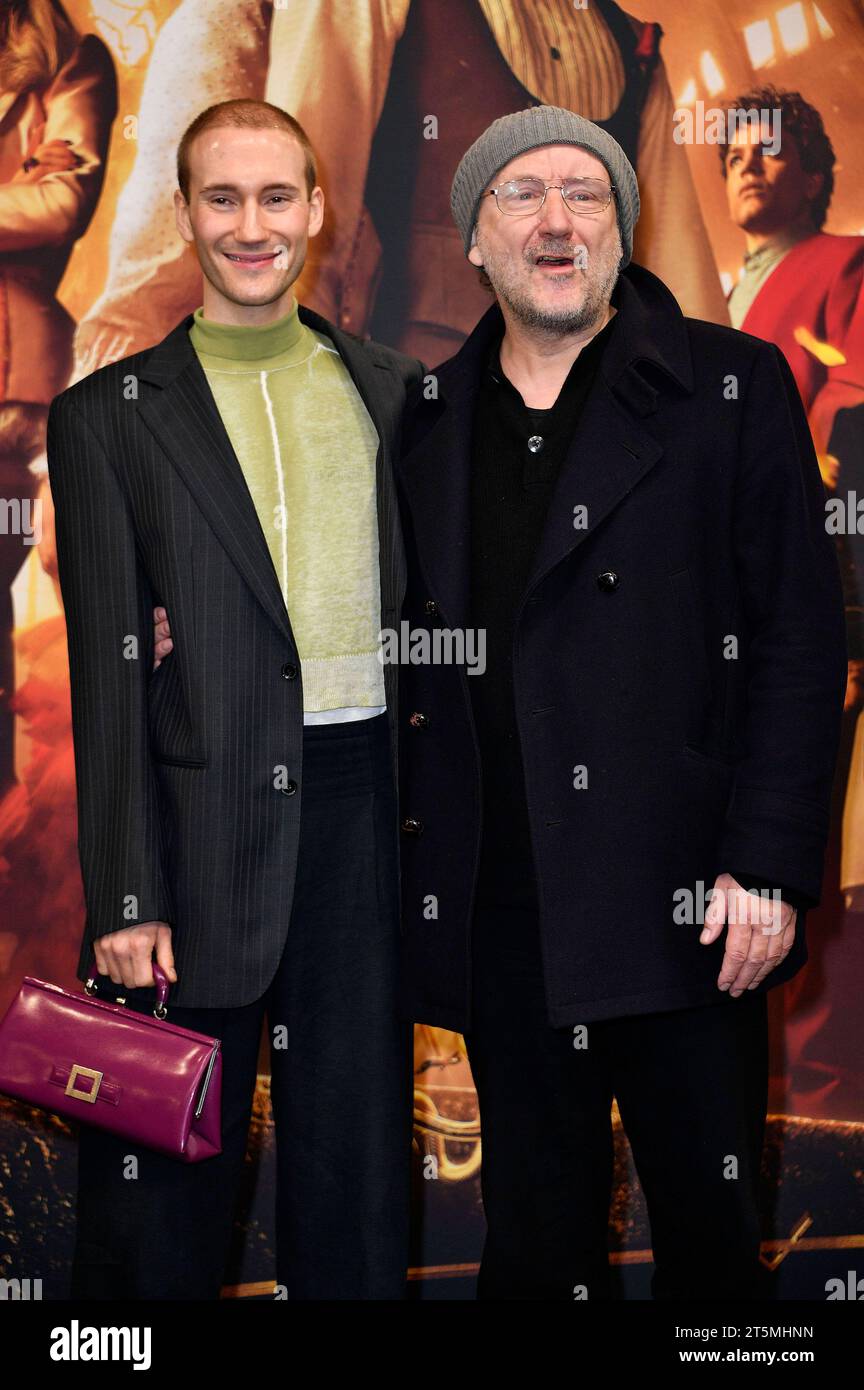 Rainer Bock und sein Sohn Moritz Bock bei der Premiere des Kinofilms Die Tribute von Panem - The Ballad of Songbirds and Snakes/The Hunger Games: The Ballad of Songbirds & Snakes im Zoo Palast. Berlin, 05.11.2023 *** Rainer Bock and his son Moritz Bock at the premiere of the movie Die Tribute von Panem The Ballad of Songbirds and Snakes The Hunger Games The Ballad of Songbirds Snakes at Zoo Palast Berlin, 05 11 2023 Foto:xN.xKubelkax/xFuturexImagex panem berlin 3127 Credit: Imago/Alamy Live News Stock Photo