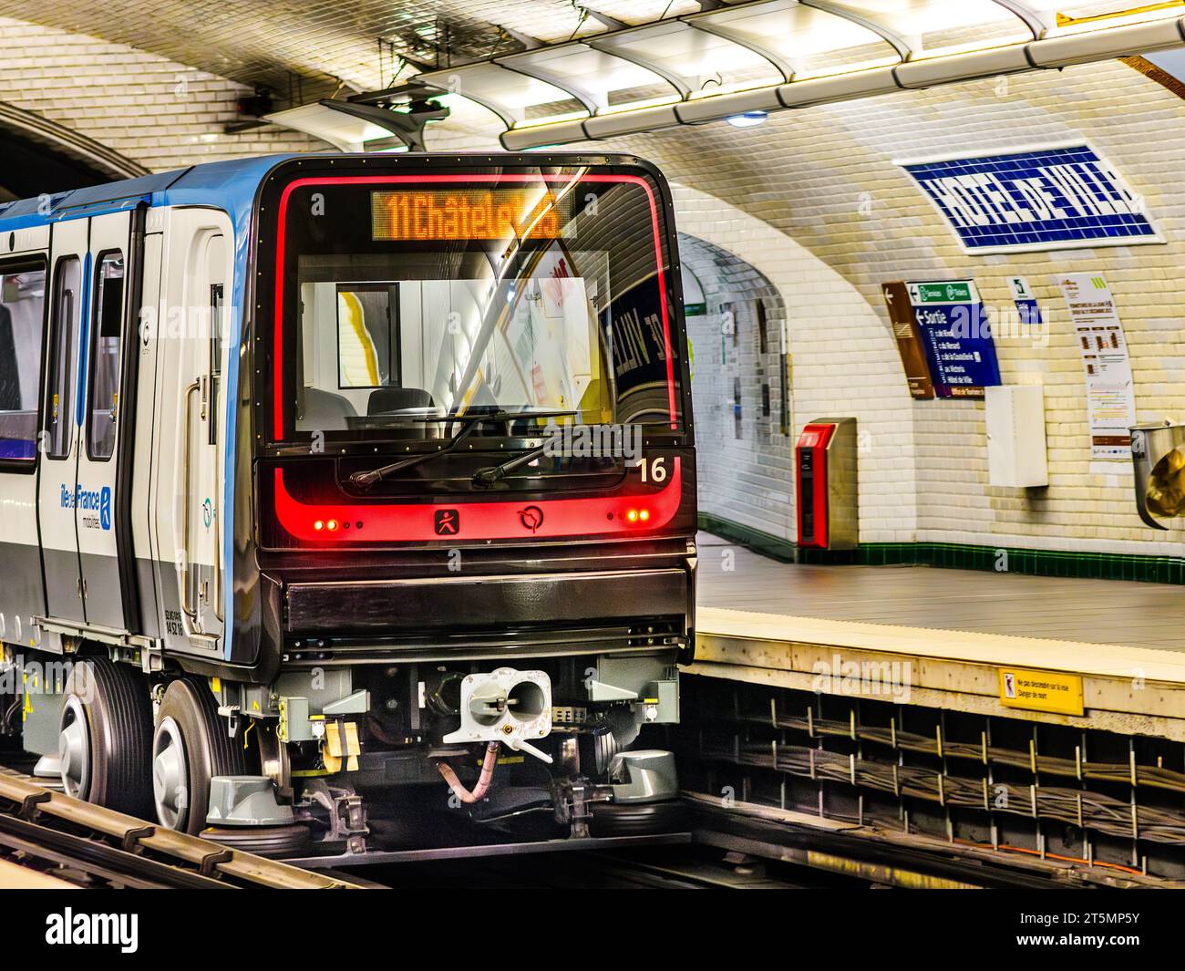 Métro train leaving platform of Hotel de Ville underground station - Paris 4, France. Stock Photo