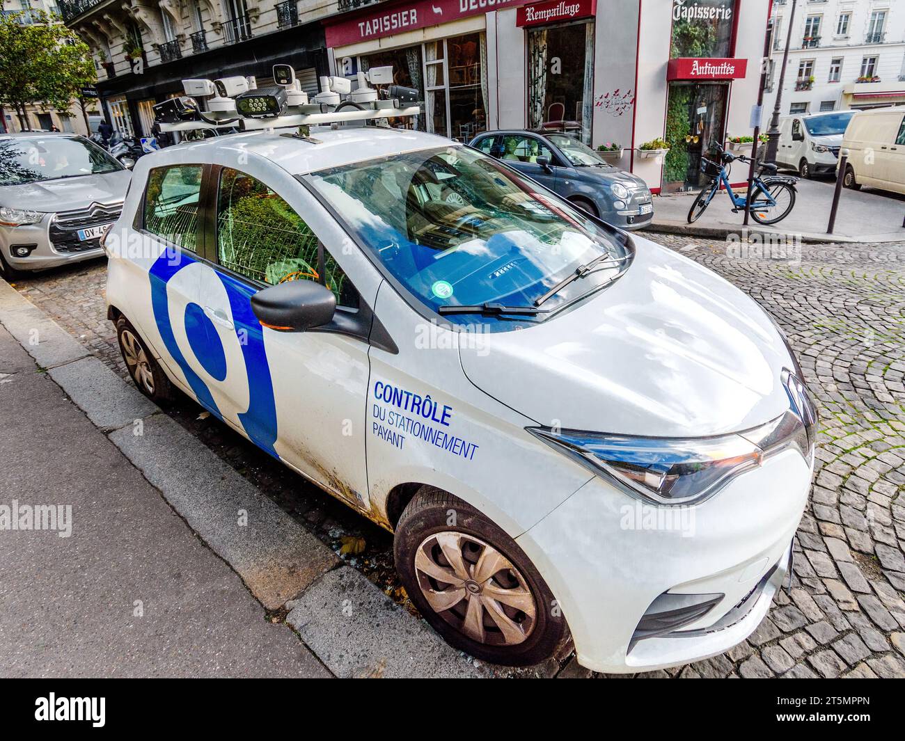 PARIS, FRANÇA - 01 De Dezembro De 2016: Carro Alemão Esperta Bonita De Uma  Empresa De Partilha De Carro Estacionado Na Frente De Uma Casa - Lente Tilt- shift Fotos, retratos, imágenes y