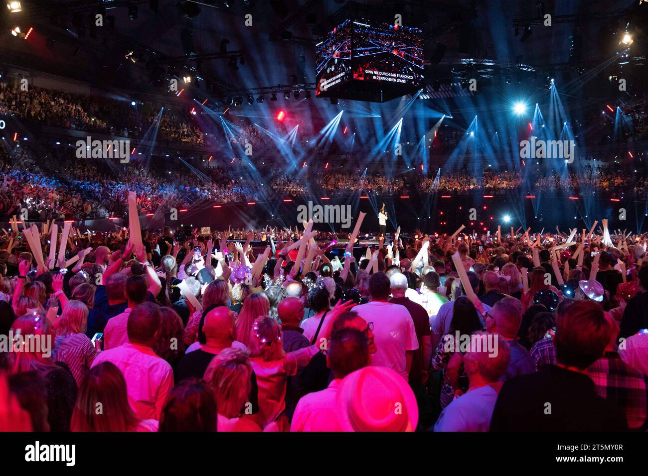  Schlagerfans. in der Dortmunder Westfalenhalle, allgemein, feature 
