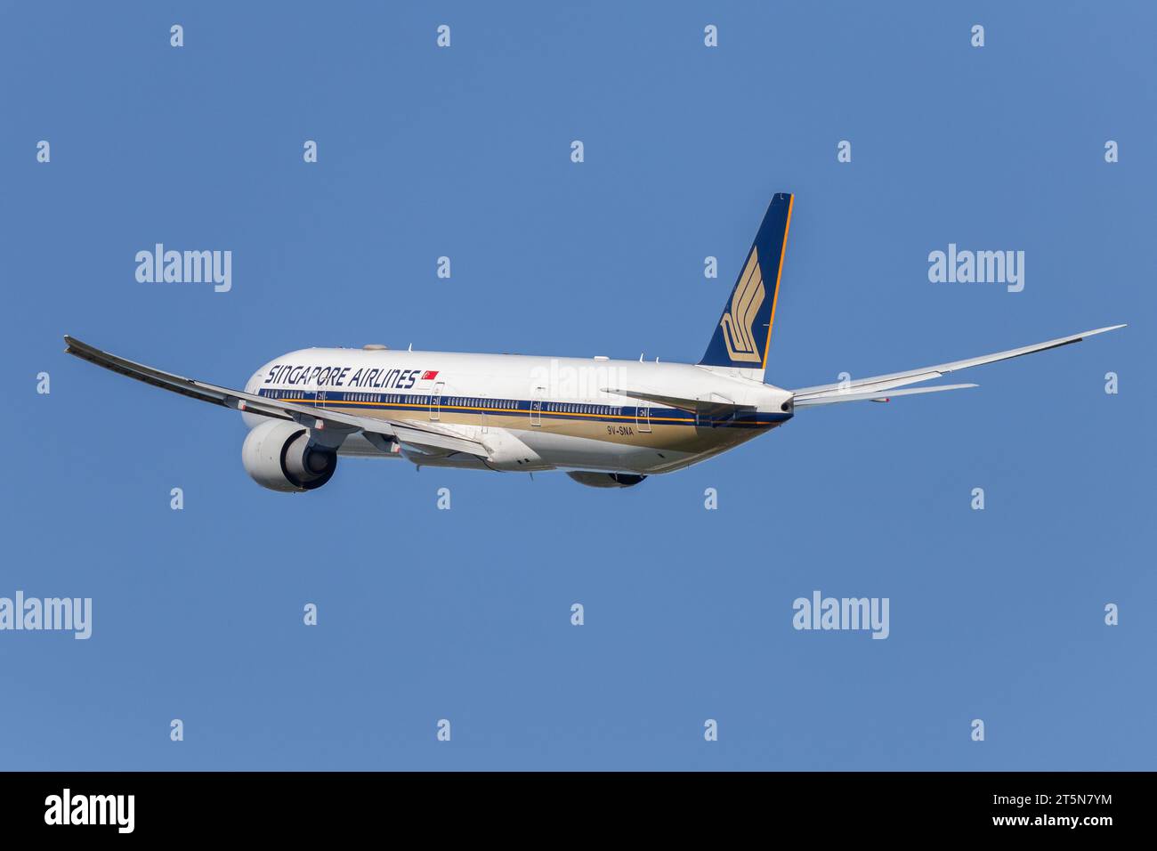 Singapore airlines 777 hi-res stock photography and images