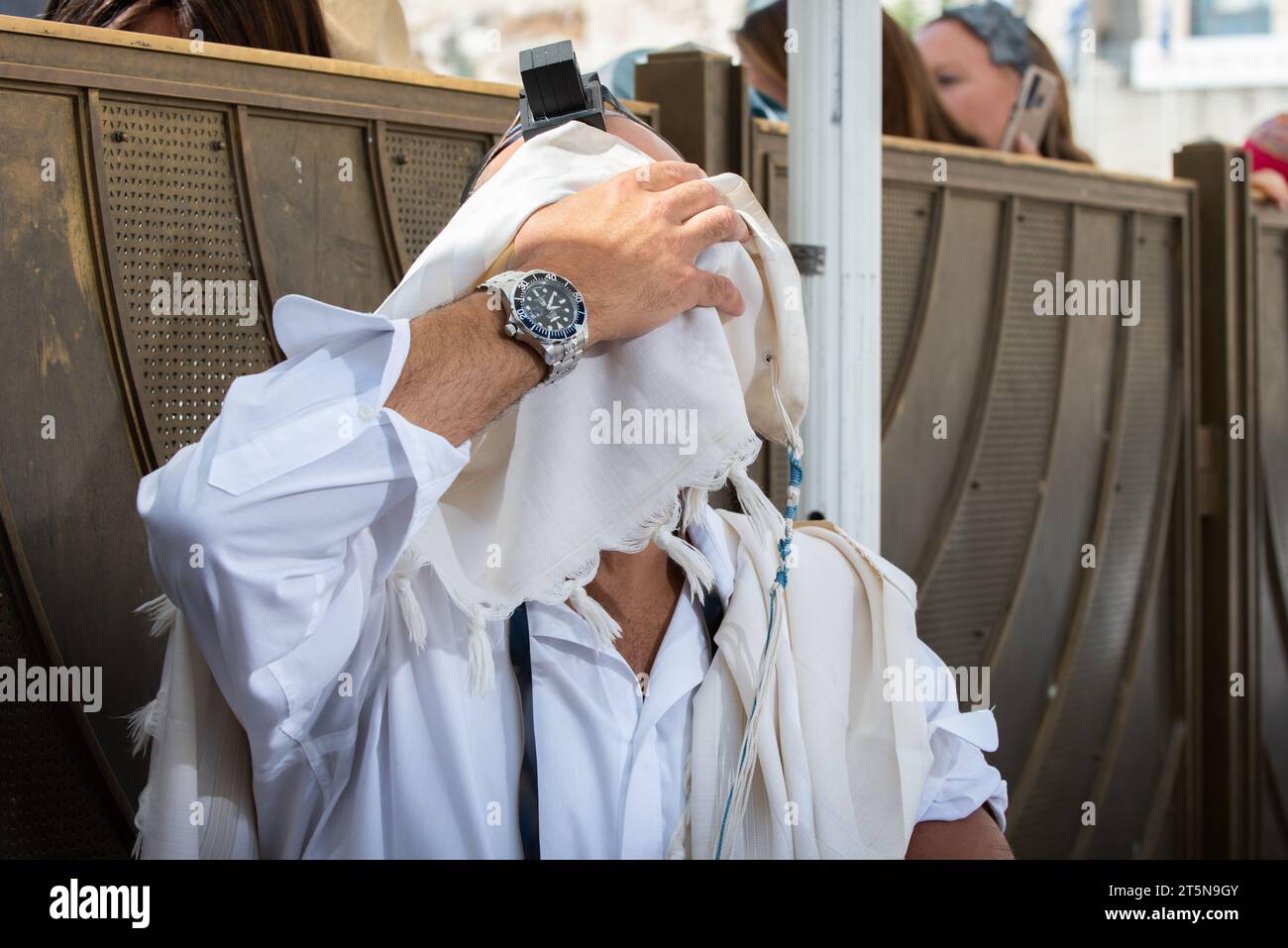 A jewish man wearing tefillin recites the Shema Yisrael prayer during