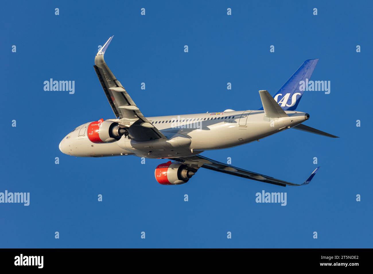 SAS Airbus A320-251N Neo, registration EI-SIA banking out of a sunny, autumnal London Heathrow airport in the evening golden hour Stock Photo
