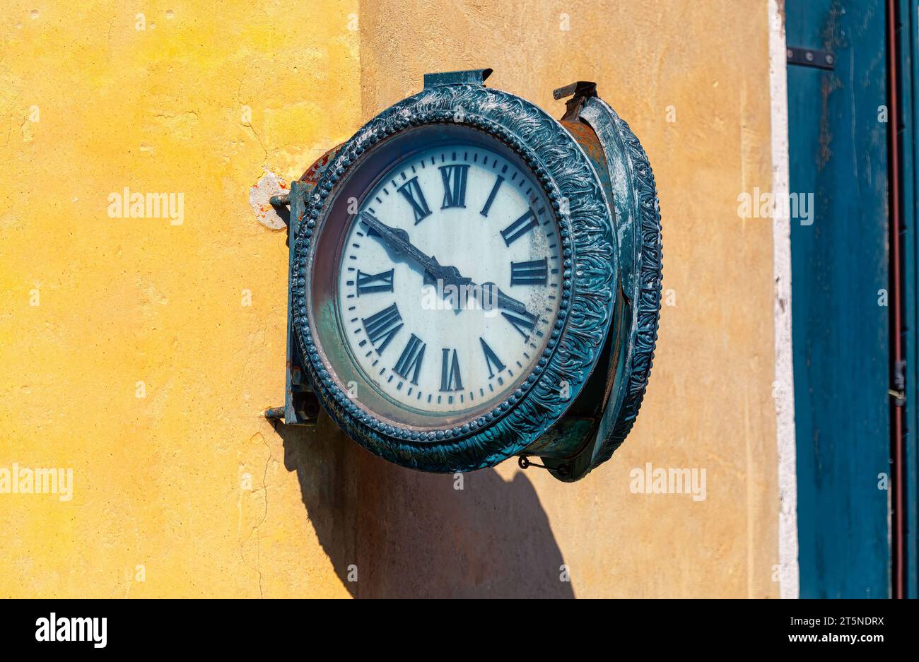 Wall mounted vintage clock hi-res stock photography and images - Alamy