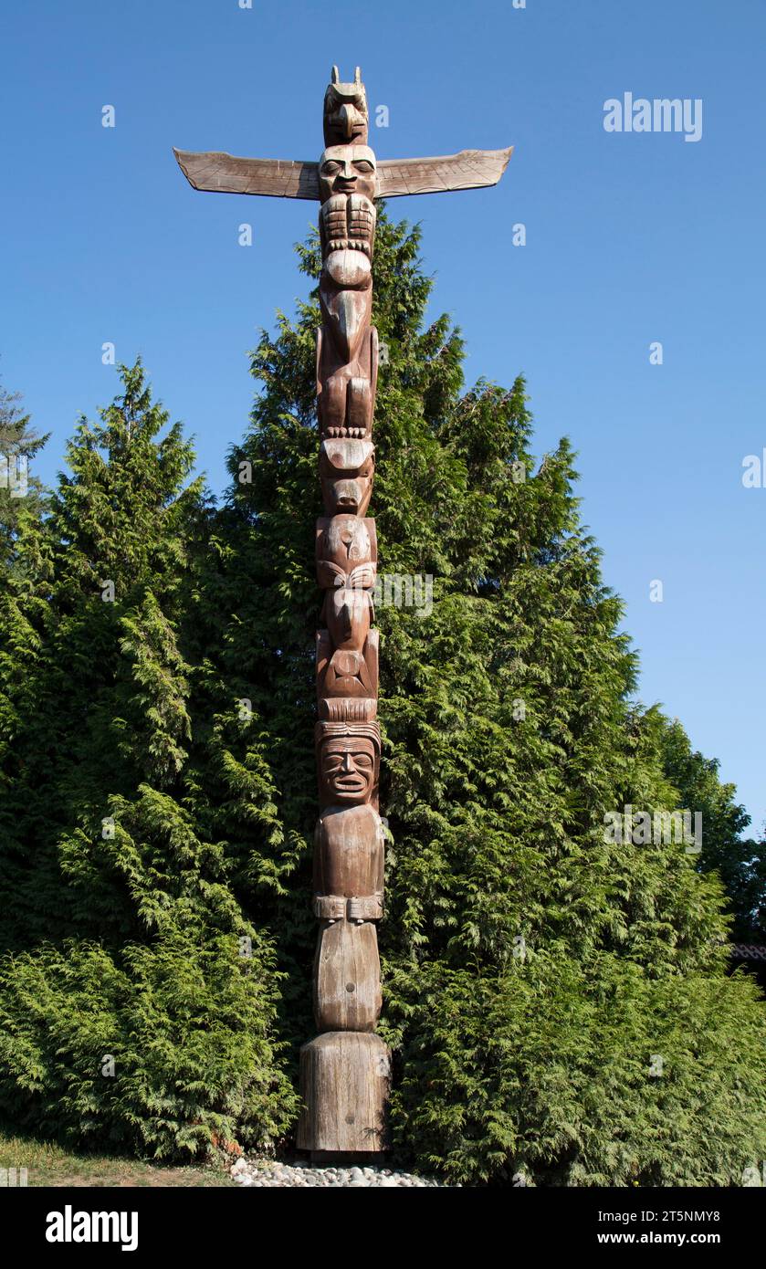 The Rose Cole Yelton Memorial Totem Pole. First Nations art and totem ...