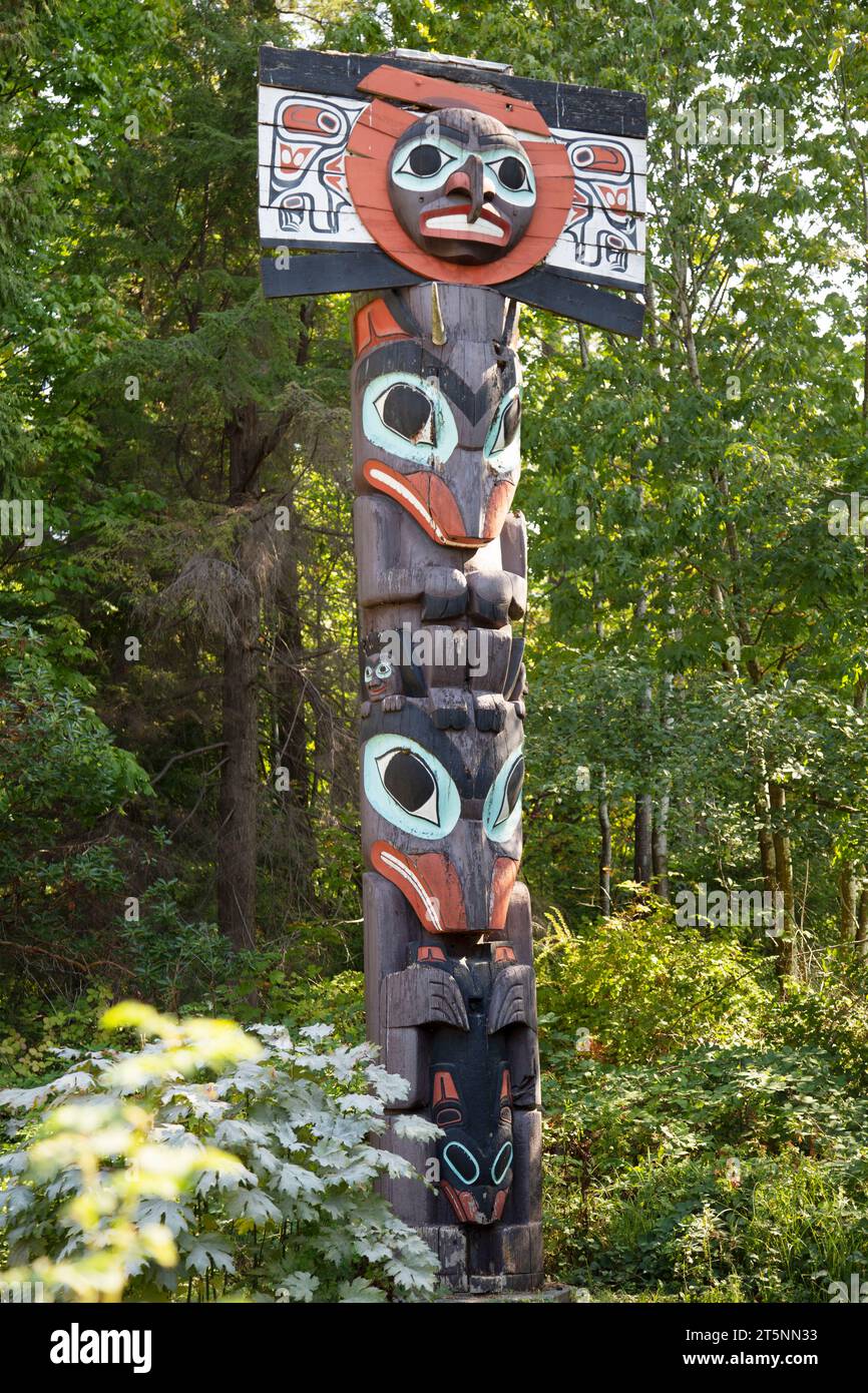 The Chief Skedans Mortuary totem pole. First Nations art and totem ...