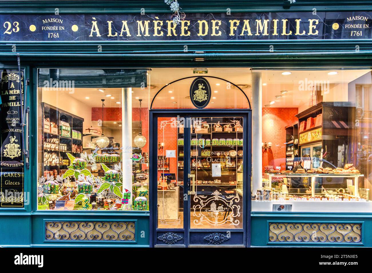 Front of 'À la Mère de Famille' artisan chocolate shop on Rue Lepic, Montmartre, Paris 18, France. Stock Photo