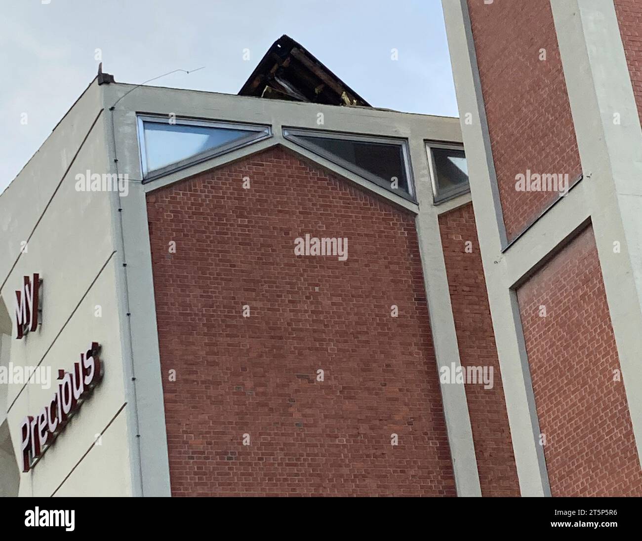 Kassel, Germany. 06th Nov, 2023. Part of the collapsed roof still