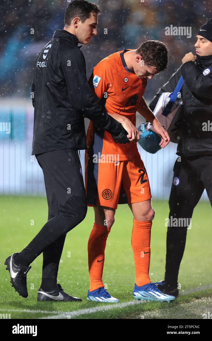 Bergamo, Italy. 4th Nov, 2023. Benjamin Pavard of FC Internazionale is accompanied away from the field of play by medical staff after dislocating his patella during the Serie A match at Gewiss Stadium, Bergamo. Picture credit should read: Jonathan Moscrop/Sportimage Credit: Sportimage Ltd/Alamy Live News Stock Photo