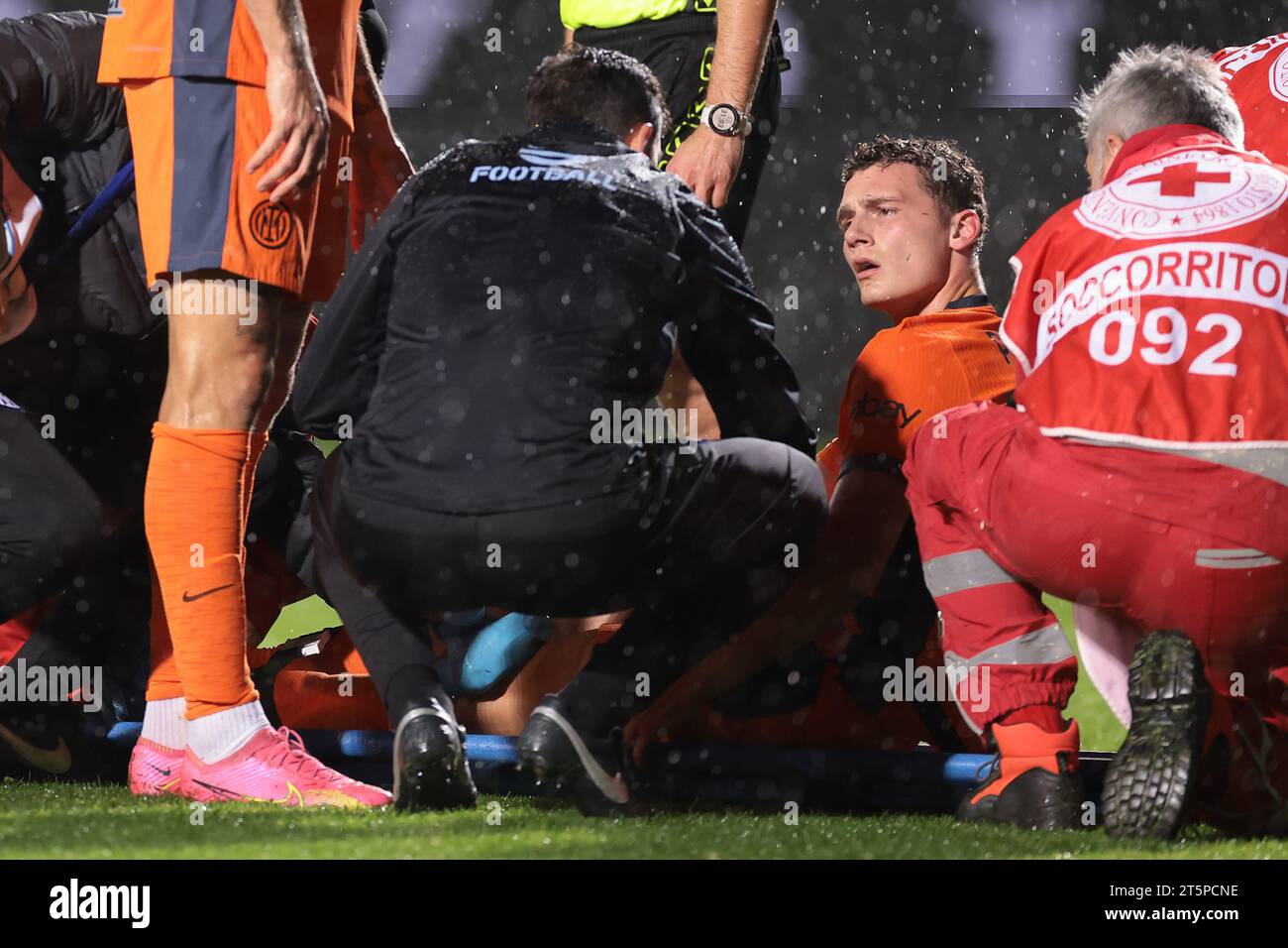 Bergamo, Italy. 4th Nov, 2023. Benjamin Pavard of FC Internazionale reacts as he sits on a stretcher after dislocating his patella during the Serie A match at Gewiss Stadium, Bergamo. Picture credit should read: Jonathan Moscrop/Sportimage Credit: Sportimage Ltd/Alamy Live News Stock Photo