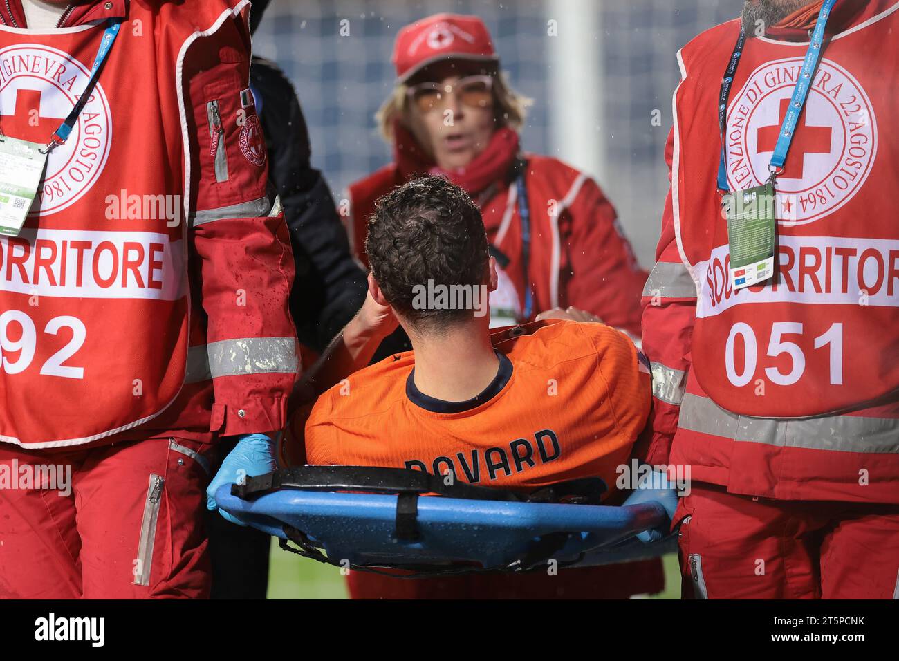 Bergamo, Italy. 4th Nov, 2023. Benjamin Pavard of FC Internazionale is carried away on a stretcher by members of the Red Cross after dislocating his patella during the Serie A match at Gewiss Stadium, Bergamo. Picture credit should read: Jonathan Moscrop/Sportimage Credit: Sportimage Ltd/Alamy Live News Stock Photo