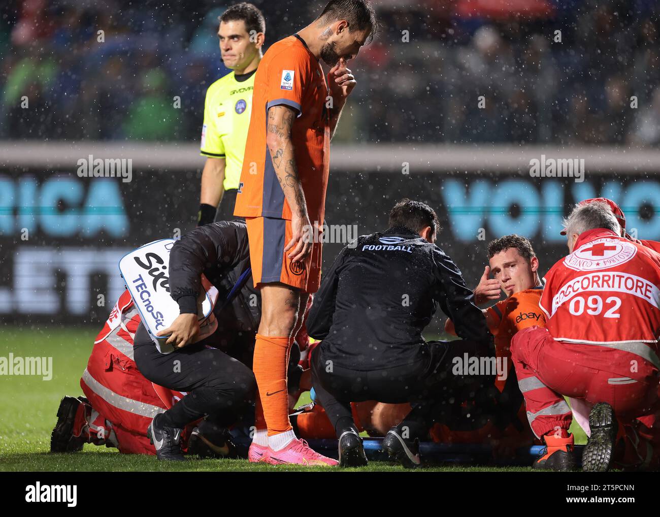 Bergamo, Italy. 4th Nov, 2023. Francesco Acerbi of FC Internazionale looks on as Benjamin Pavard of FC Internazionale reacts as he sits on a stretcher after dislocating his patella during the Serie A match at Gewiss Stadium, Bergamo. Picture credit should read: Jonathan Moscrop/Sportimage Credit: Sportimage Ltd/Alamy Live News Stock Photo