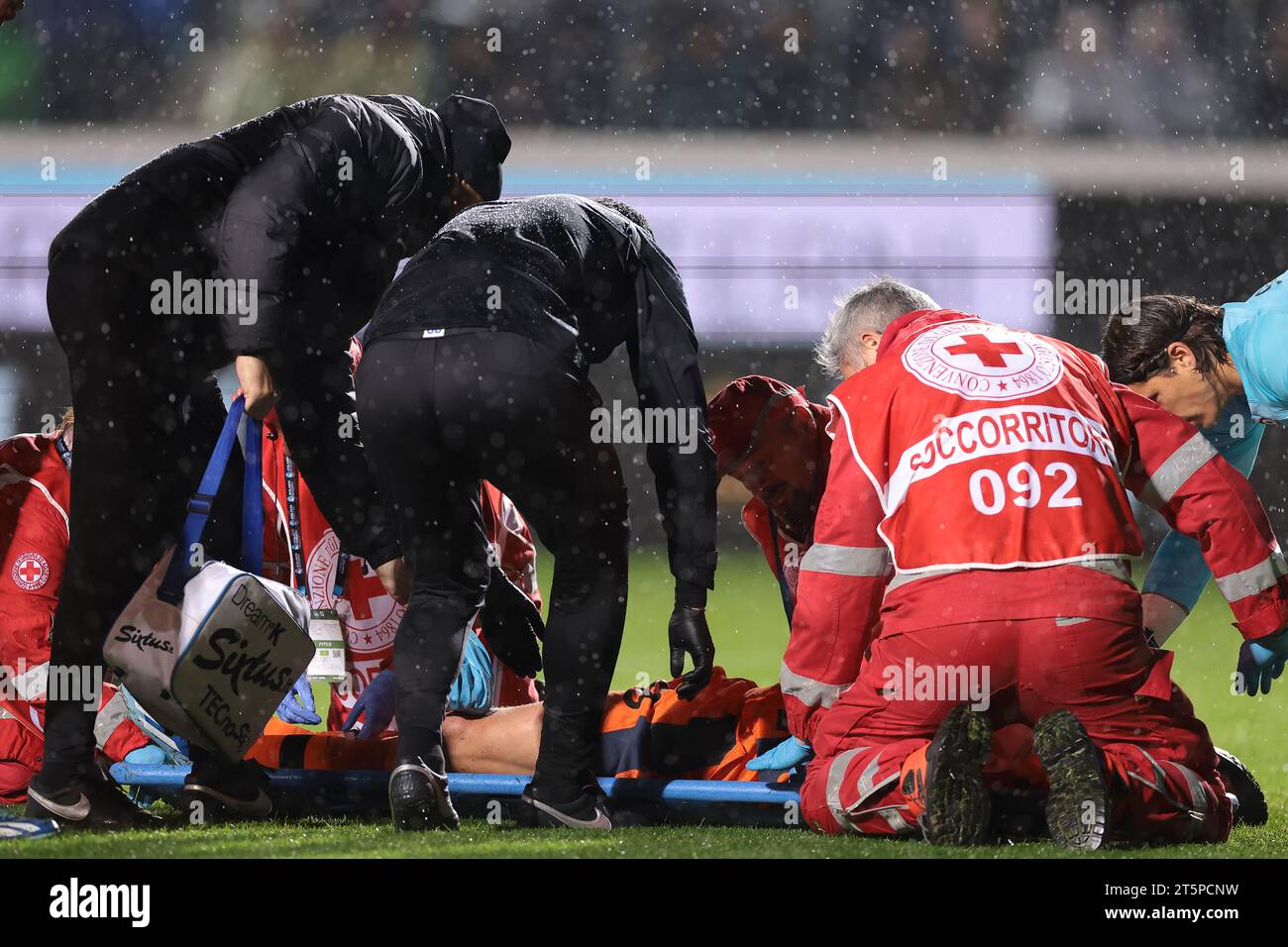 Bergamo, Italy. 4th Nov, 2023. Benjamin Pavard of FC Internazionale's knee is visible as he receives treatment after dislocating his patella during the Serie A match at Gewiss Stadium, Bergamo. Picture credit should read: Jonathan Moscrop/Sportimage Credit: Sportimage Ltd/Alamy Live News Stock Photo