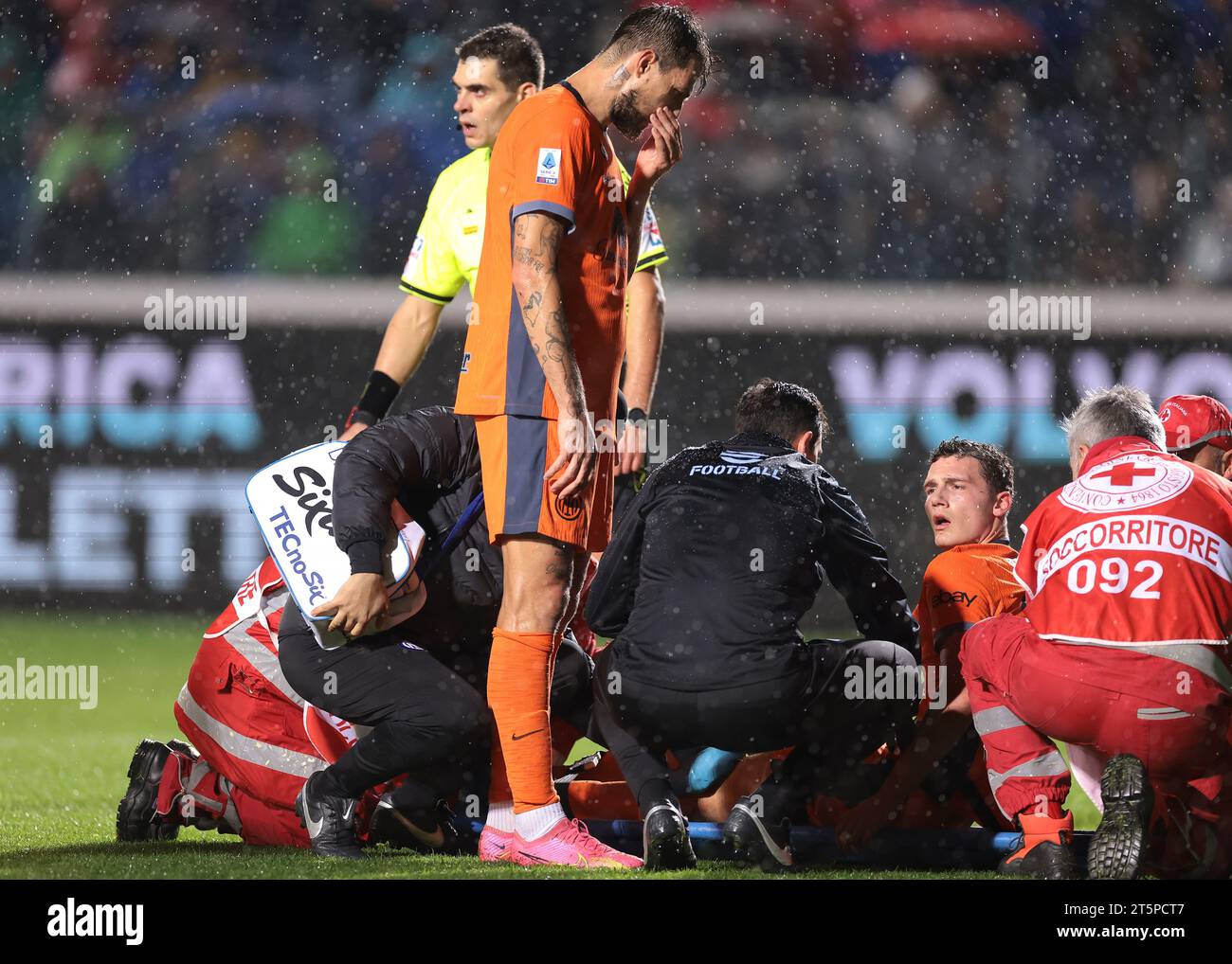 Bergamo, Italy. 4th Nov, 2023. Francesco Acerbi of FC Internazionale looks on as Benjamin Pavard of FC Internazionale reacts as he sits on a stretcher after dislocating his patella during the Serie A match at Gewiss Stadium, Bergamo. Picture credit should read: Jonathan Moscrop/Sportimage Credit: Sportimage Ltd/Alamy Live News Stock Photo