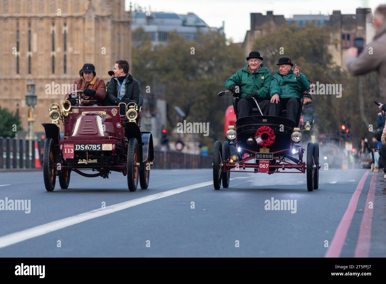 1902 De Dion Bouton,1901 American Bicycle Co cars in the London to Brighton veteran car run, vintage motoring event passing through Westminster Stock Photo