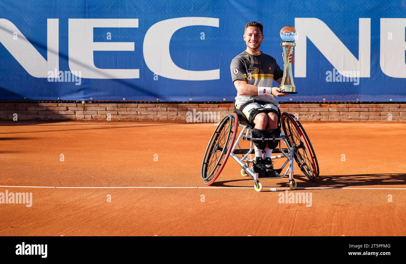 Barcelona, Spain, 05th Nov, 2023. Wheelchair tennis player Alfie Hewett (GBR) presents the trophy after winning the 2023 NEC Wheelchair Singles Masters final. Photo by Frank Molter Credit: Frank Molter/Alamy Live News Stock Photo