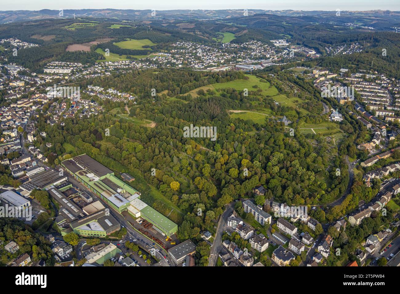 Aerial view, Lindenberg cemetery and park, allotment garden Zum Katzenplätzchen, Gontermann-Peipers foundry Werk Hain, Siegen-Lindenberg, Siegen, Sieg Stock Photo