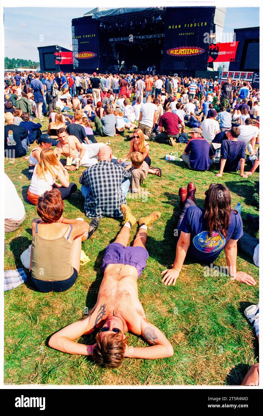BRITPOP and ROCK FANS, READING FESTIVAL, 1998: A man chills and sunbathes in front of the main stage.. A scene from the site and crowd in the Main Stage arena area at Reading Festival 1998 on 28-30 August 1998 in Reading, England UK. Photo: Rob Watkins Stock Photo