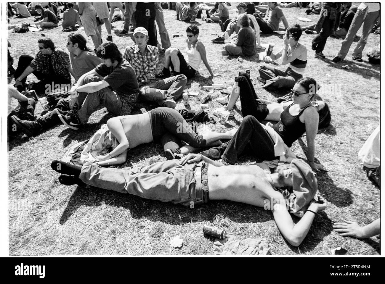 BRITPOP and ROCK FANS, READING FESTIVAL, 1998: The extreme heat and the long days are too much for some people and they crash out and sleep. A scene from the site and crowd in the Main Stage arena area at Reading Festival 1998 on 28-30 August 1998 in Reading, England UK. Photo: Rob Watkins Stock Photo