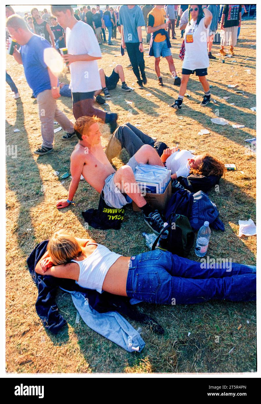 BRITPOP and ROCK FANS, READING FESTIVAL, 1998: A group of friends chill out with a record box in the crowd. A scene from the site and crowd in the Main Stage arena area at Reading Festival 1998 on 28-30 August 1998 in Reading, England UK. Photo: Rob Watkins Stock Photo