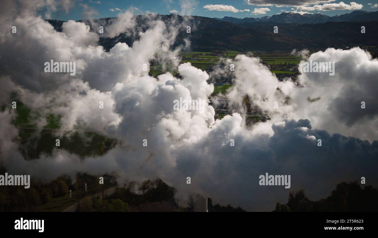 06.11.2023, Lenzing, AUT, Unterwegs in Oberösterreich, Themenbild, Verschiedene Themenbilder, Symbolbild, Lenzing AG, im Bild Luftaufnahme, Industrieschornsteine, aus denen Rauch oder Dampf austritt bei der Lenzing AG in Lenzing, Bezirk Vöcklabruck Die Lenzing-Gruppe ist ein weltweit agierendes Unternehmen, das aus dem Rohstoff Holz Fasern herstellt. Diese Fasern sind Ausgangsmaterial für eine Vielzahl von Textil- und Vliesstoff-Anwendungen, kommen aber auch in technischen Anwendungen sowie in Schutz- und Arbeitskleidung zum Einsatz, *** 06 11 2023, Lenzing, AUT, On the road in Upper Austria, Stock Photo