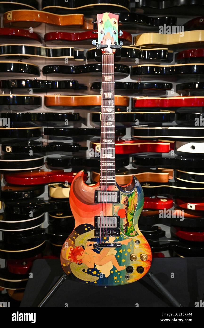 Photo by: NDZ/STAR MAX/IPx 2023 11/6/23 Eric Clapton's Fool guitar on ...