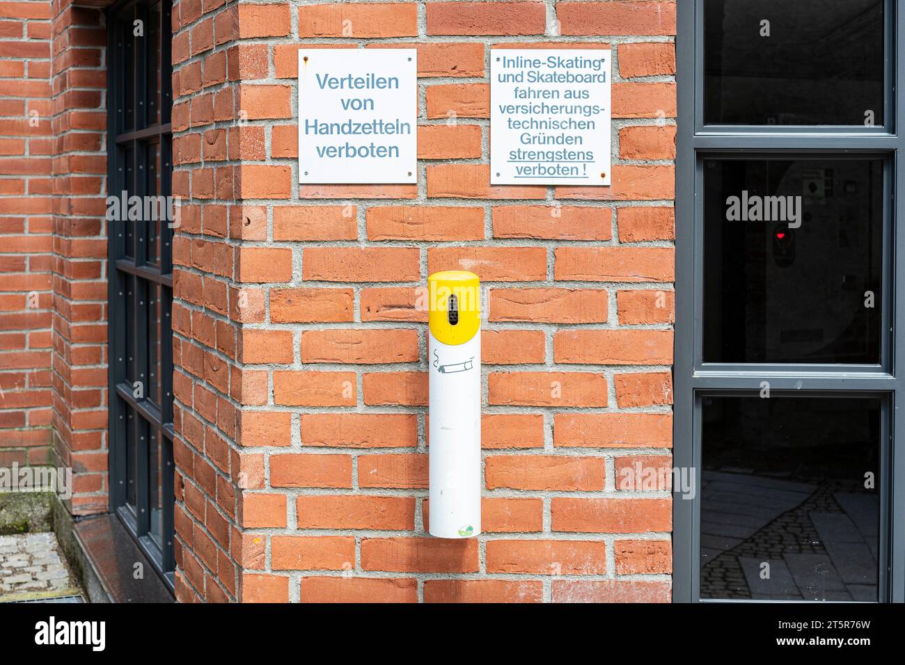 Verteilen von Handzetteln verboten, Warntafel an einer Ziegelmauer an einer Architektur in der Altstadt von Memmingen, Bayern, Deutschland. Stock Photo