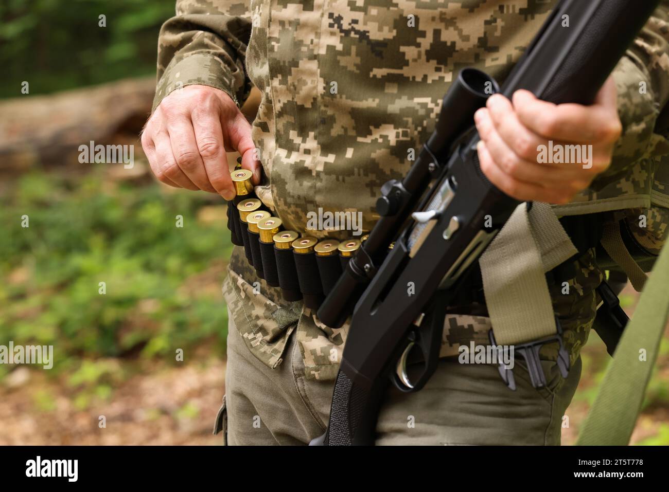 Man Loading Rifle Man loading rifle deer hunter hi-res stock photography and images - Alamy