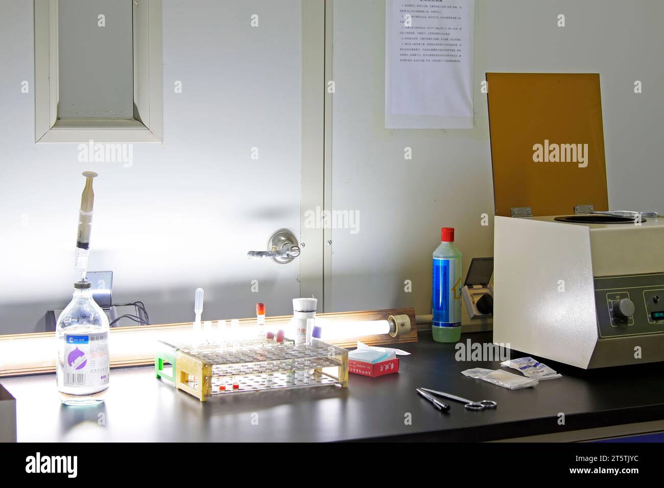 Laboratory scissors hi-res stock photography and images - Alamy