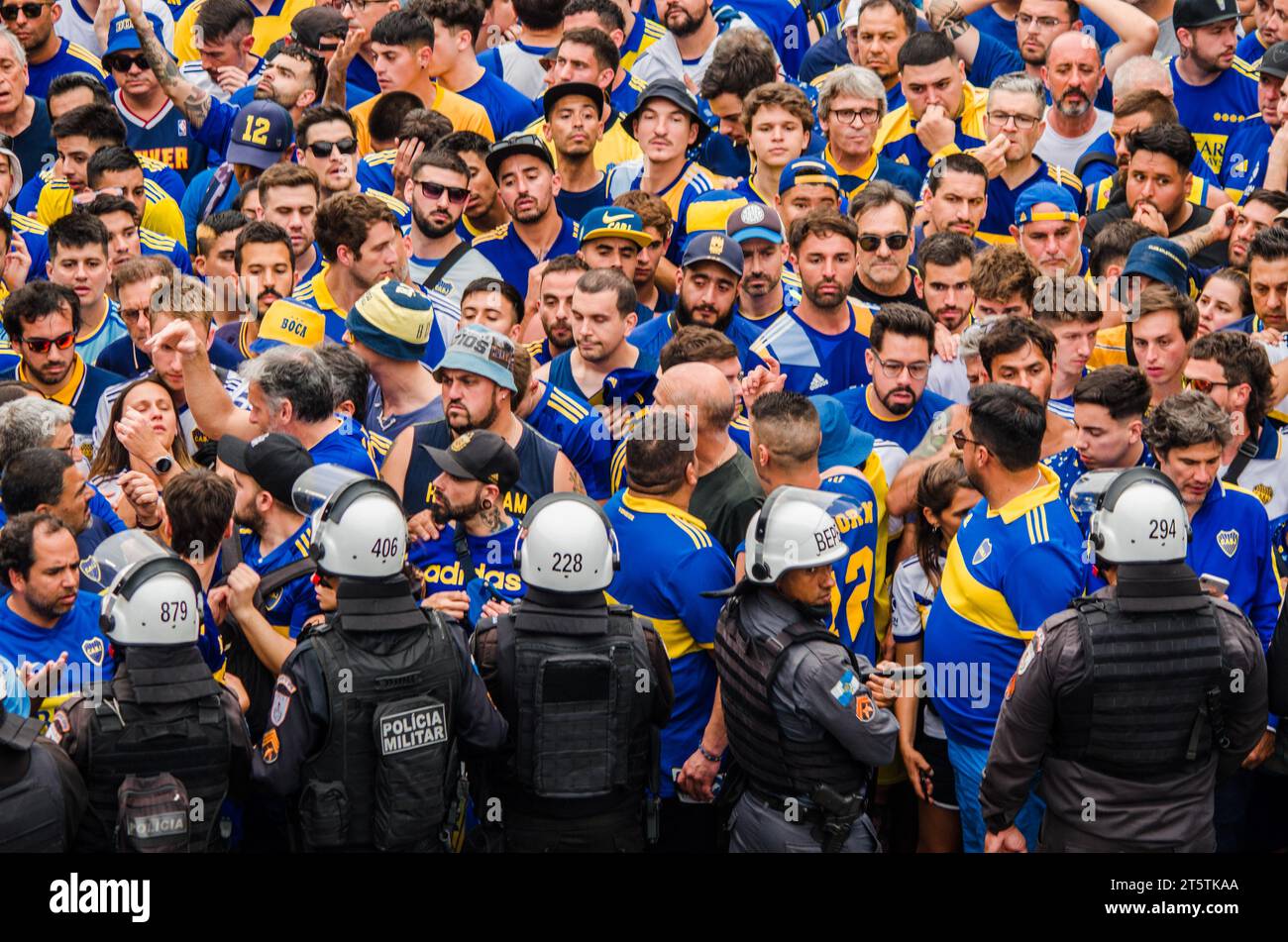 Rio De Janeiro, Brazil. 04th Nov, 2023. A crowd of Boca Juniors fans wait for the police to open the passage into the Maracana Stadium, in Rio de Janeiro (04), from where they are to view the final match Boca Juniors against Fluminse of the Copa Libertadores da America. The final match of the Copa Libertadores da America, between Fluminense and Boca Juniors ended with the final score of 2 :1. The victory going to Fluminense. Credit: SOPA Images Limited/Alamy Live News Stock Photo