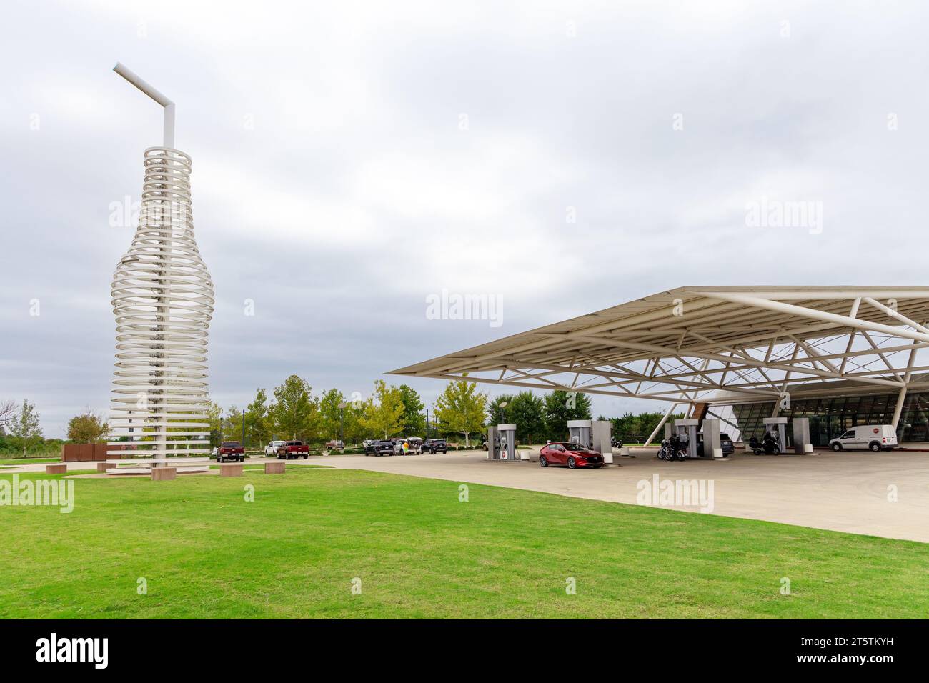 Arcadia, Oklahoma - October 25th, 2023: Pops Route 66, home of the world's largest sculpture pop bottle, view of the store and gas station. Stock Photo