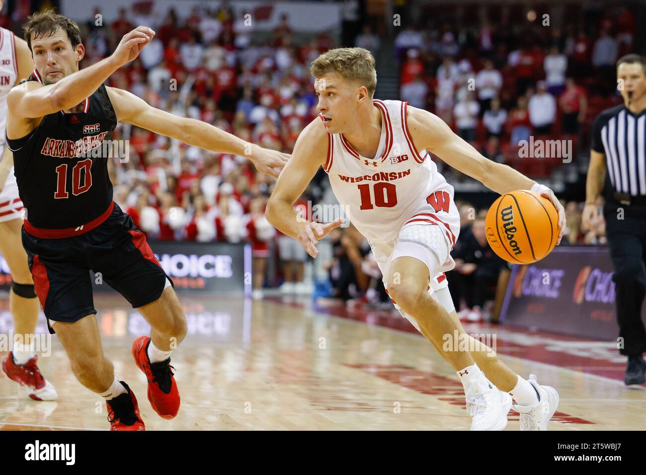 Madison, WI, USA. 6th Nov, 2023. Wisconsin Badgers guard Isaac Lindsey