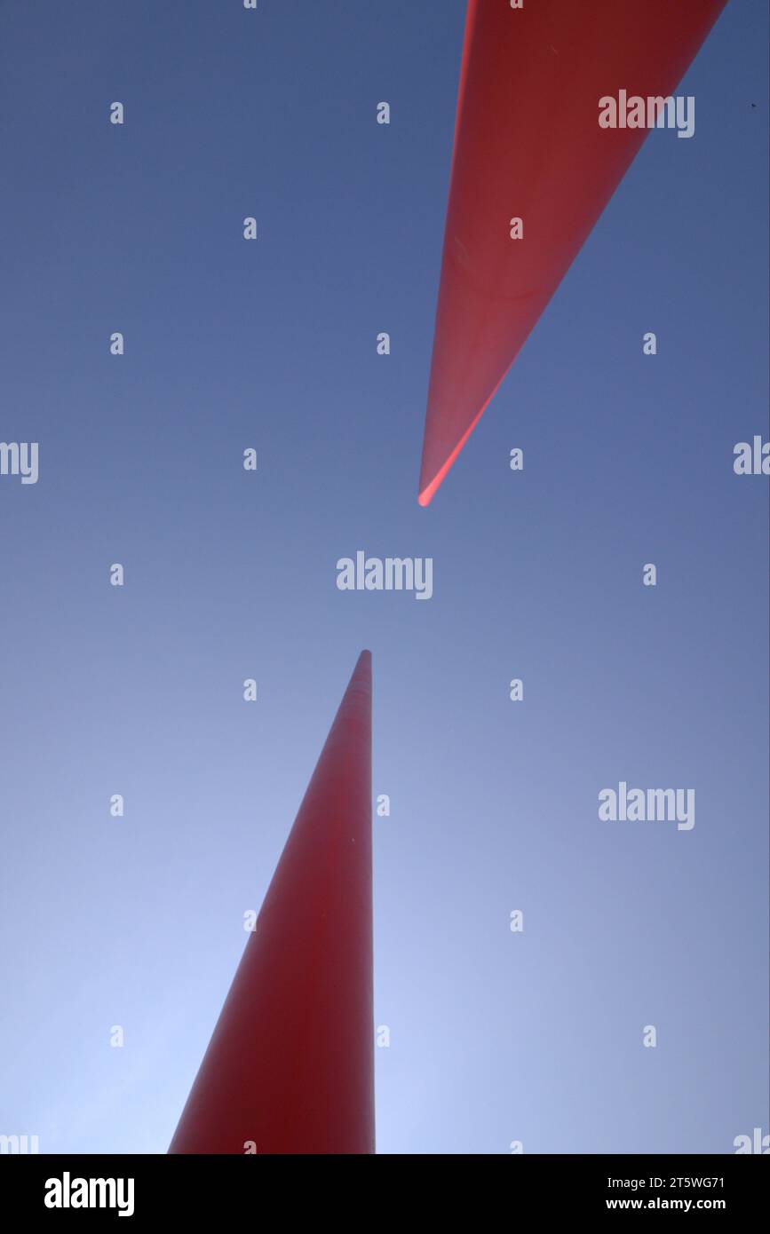 Abstraktes Bild von zwei roten Kegeln, Stock Photo