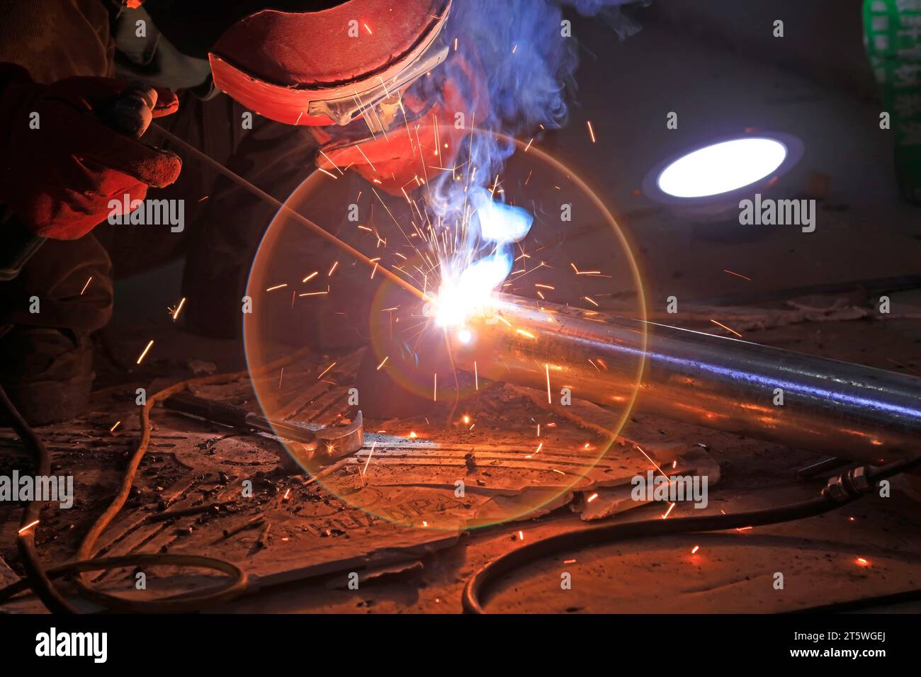 Workers welding operation Stock Photo - Alamy