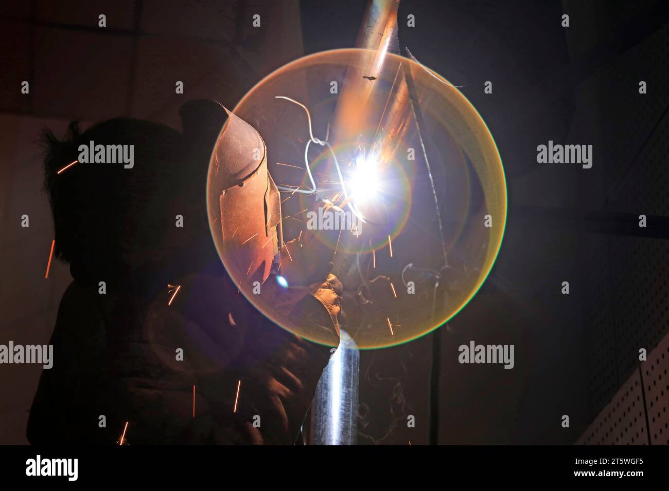 Workers welding operation Stock Photo - Alamy