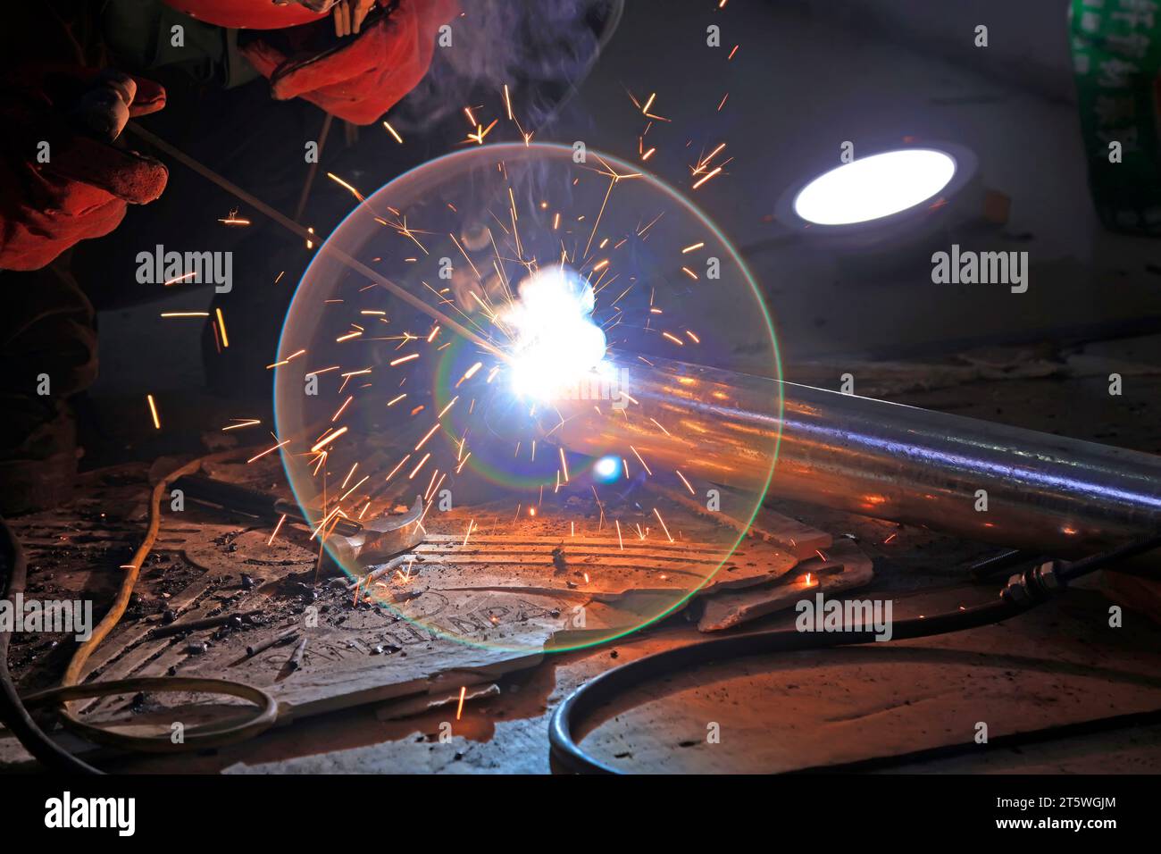 Workers welding operation Stock Photo - Alamy